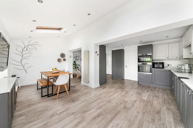 OPEN-PLAN DINING KITCHEN AND FAMILY ROOM