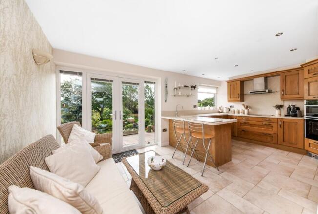 OPEN-PLAN DINING KITCHEN AND FAMILY ROOM
