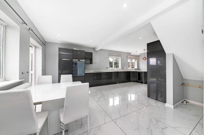 OPEN-PLAN DINING KITCHEN