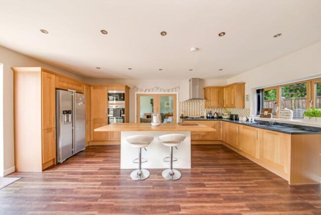 OPEN-PLAN DINING KITCHEN AND FAMILY ROOM