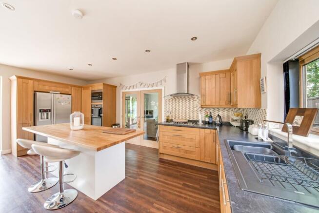 OPEN-PLAN DINING KITCHEN AND FAMILY ROOM