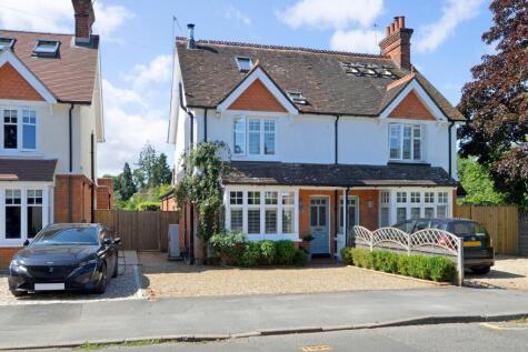 Mead Road, Cranleigh, GU6