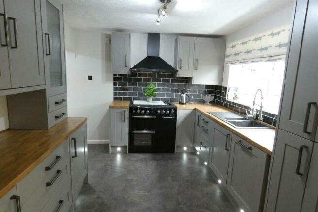 FITTED KITCHEN