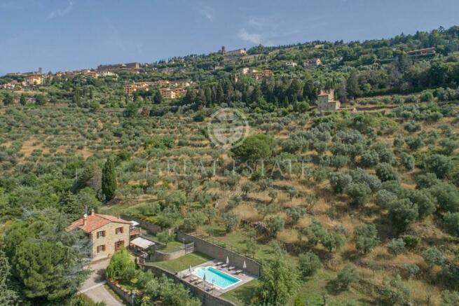 4 bedroom farm house for sale in Tuscany Arezzo Cortona Italy