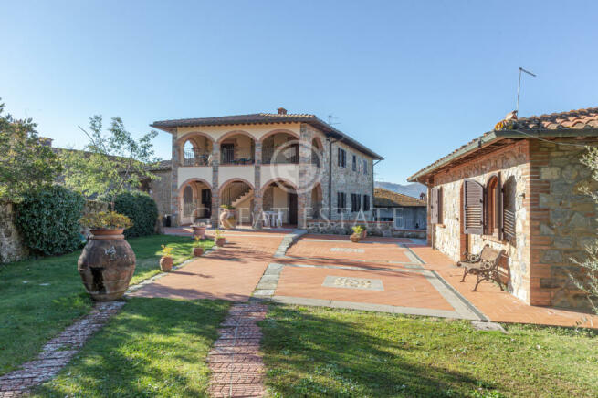 10 bedroom farm house for sale in Tuscany Arezzo Bucine Italy