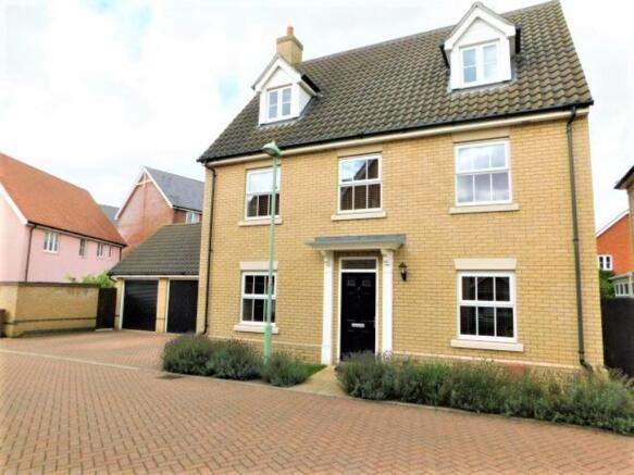 5 bedroom detached house for sale in Greenfinch Close, Stowmarket, IP14