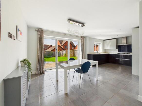 KITCHEN/DINING ROOM