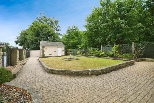 FRONT GARDEN