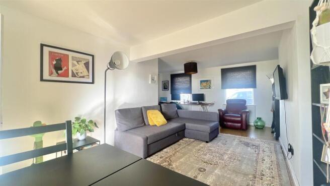 LOUNGE/DINING ROOM