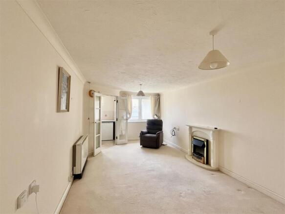 LOUNGE / DINING ROOM