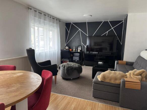 flat 1 lounge.jpg