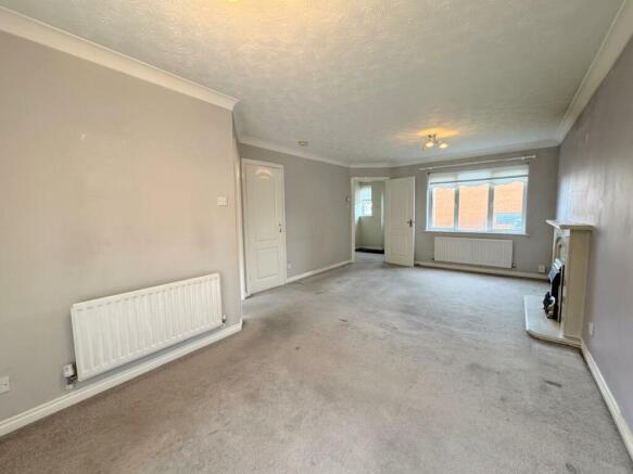 LOUNGE  / DINING AREA