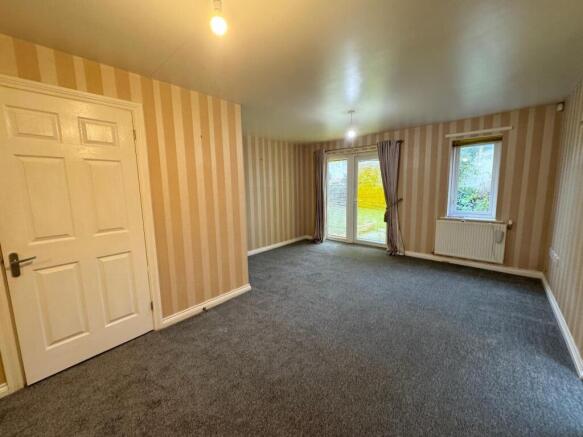 LOUNGE / DINING AREA