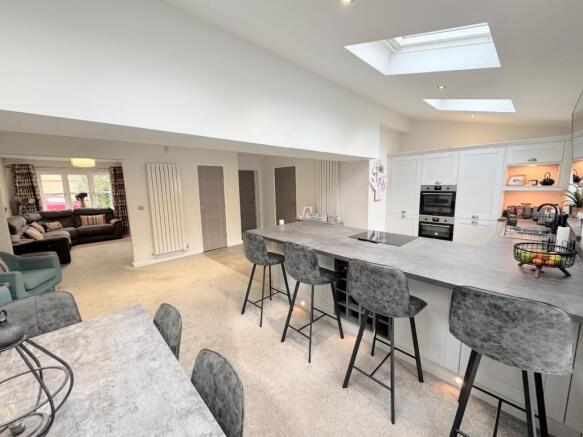 OPEN PLAN LOUNGE / DINING AREA