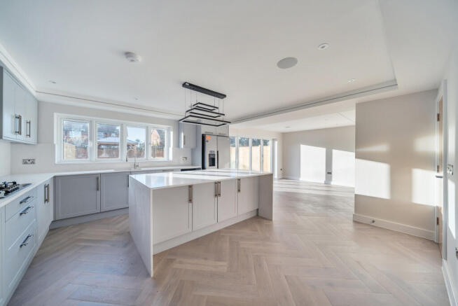 1371904-6-68fba2e...