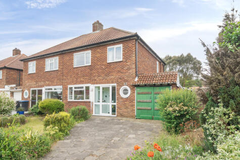 Queen Marys Drive, New Haw, KT15