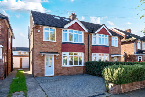 Gaston Way, Shepperton, TW17