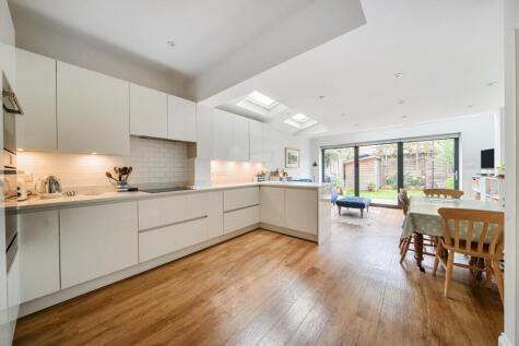 Christchurch Avenue, Teddington, TW11