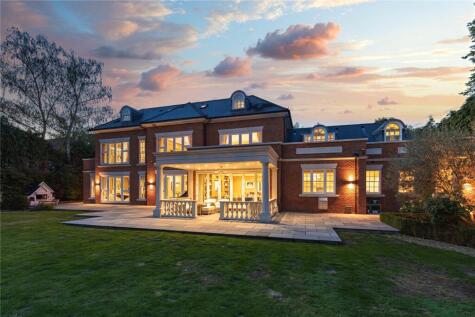 Chargate Close, Burwood Park, KT12