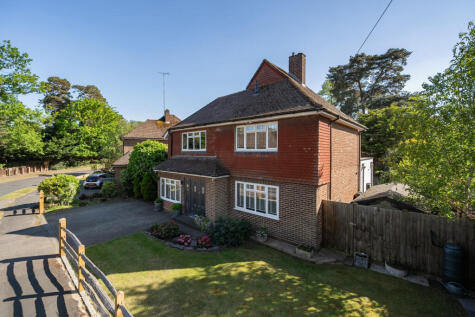 Lincoln Drive, Pyrford, GU22