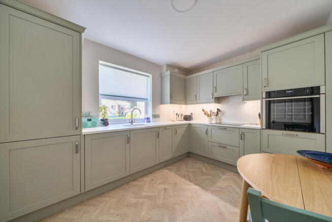 1373331-14-6900b8...