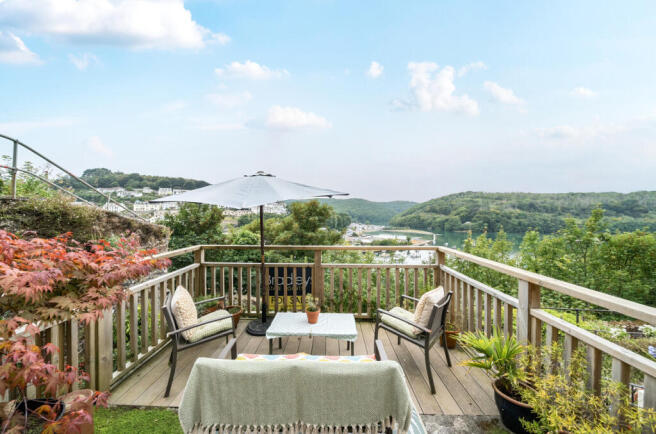 Front Terrace & View