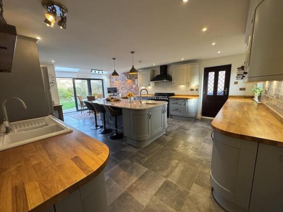 7 - Kitchen.jpg