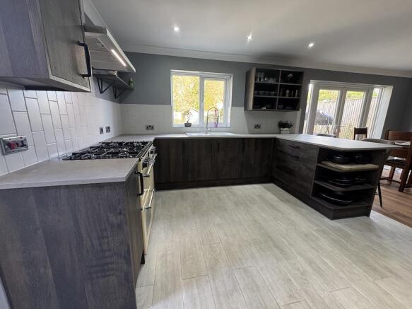 4 - Kitchen.jpg