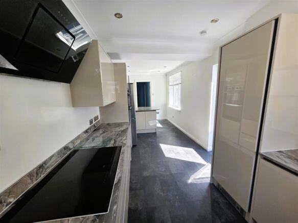 Kitchen (2).jpg