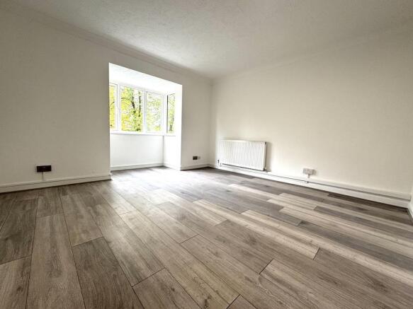 4 - Lounge.jpg