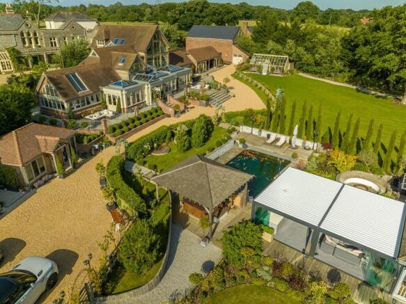 DRONE HOUSE GARDE...