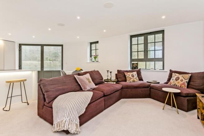 Flat 11 294956 - ...