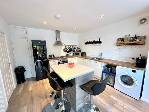 Kitchen & Dining Area