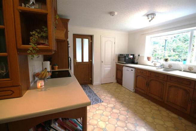 Kitchen 2.JPG