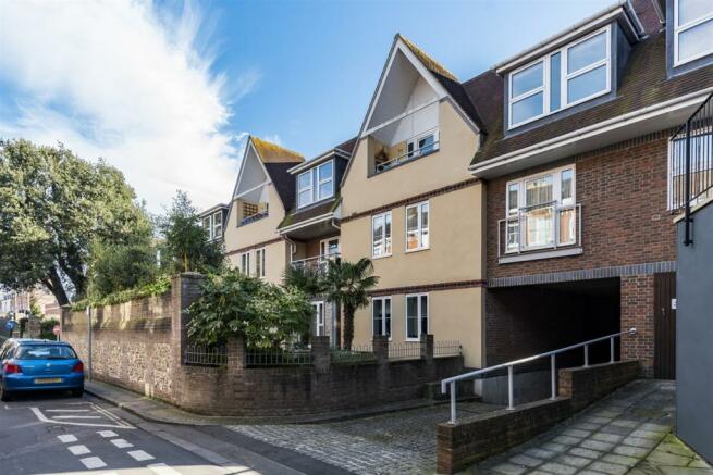 2 bedroom flat  for sale Chichester