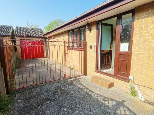 Entrance & Driveway