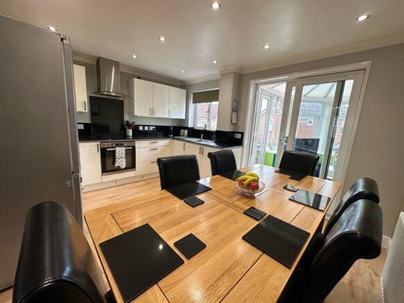 KITCHEN/DINING RO...