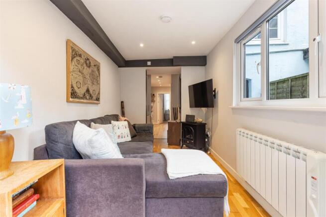 A07 - 16B Clarence Street Dartmouth - 241203.jpg