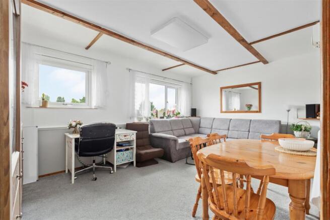 36 Balmoral Dr, Borehamwood WD6 2RD_003.jpg