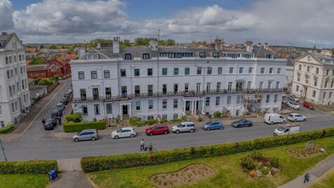 Flat with Garden Area + Drive + Garage/Workshop - The Crescent, Filey