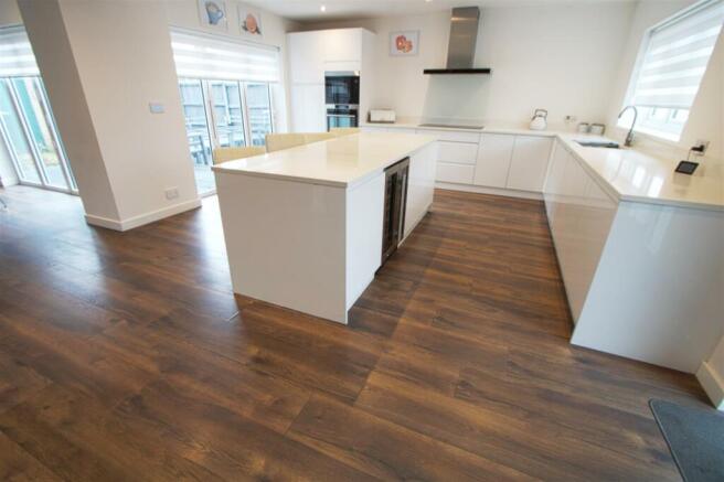 KITCHEN DINER FAMILY ROOM