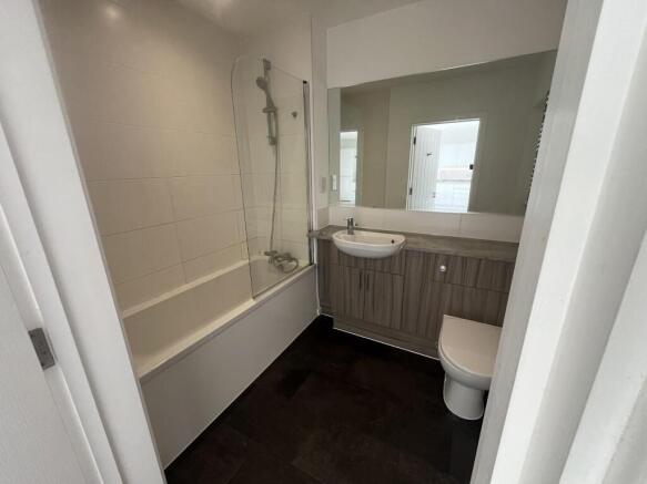 bathroom 24 Aston House.JPG