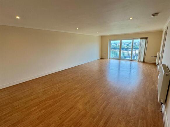 15 Longshore Apartments Lounge