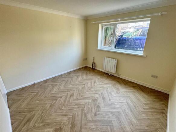 Ground Floor Flat, 15 Edgcumbe Gardens Lounge