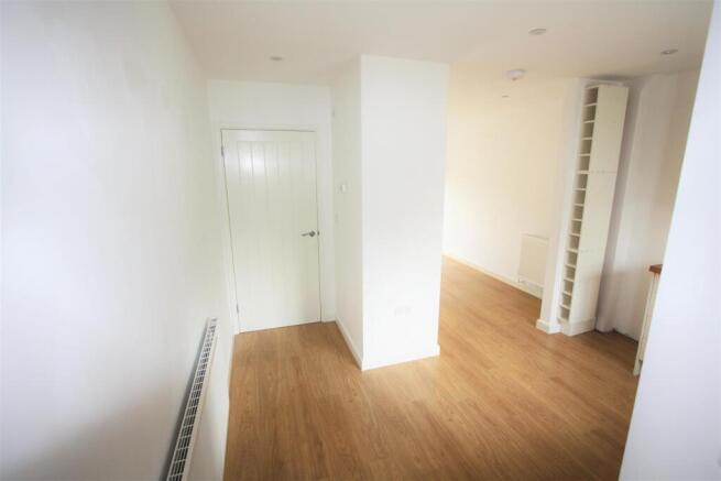 8 Wartha Mews Entrance Hall