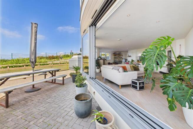 Lounge/Private Terrace