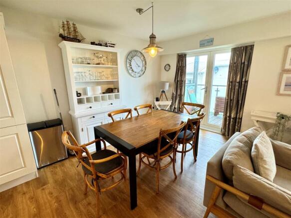 Apartment 25, Ocean 1 Dining Area