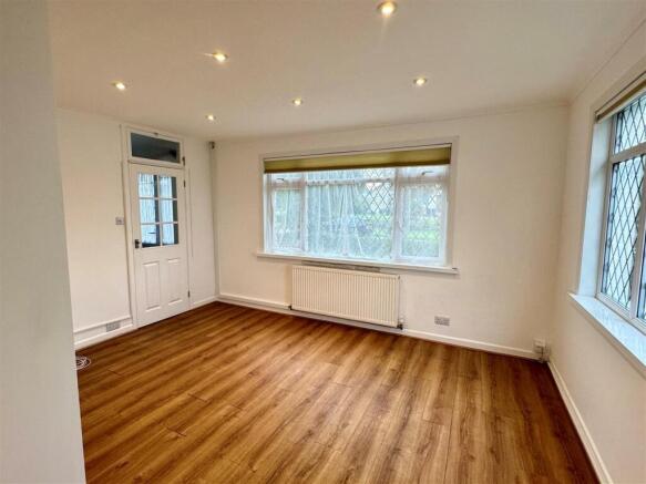 18 Whitegate Road Lounge