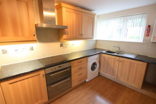 5 Longshore Apartments Kitchen