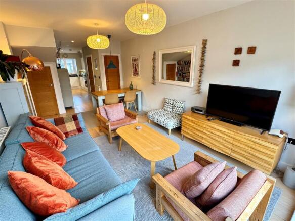 4 Ocean Heights Lounge